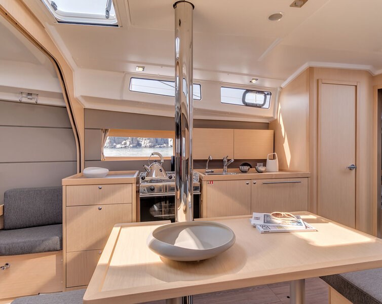 Beneteau Oceanis 38