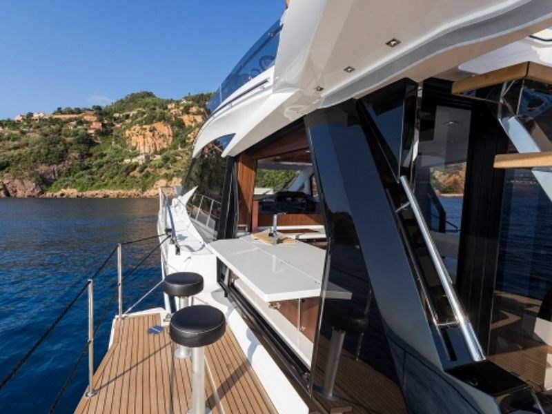 Galeon 500 fly