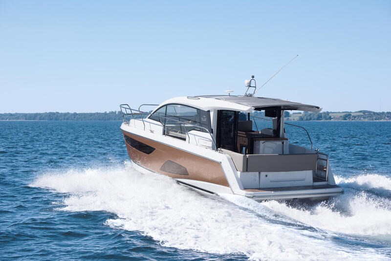 Sealine C 330