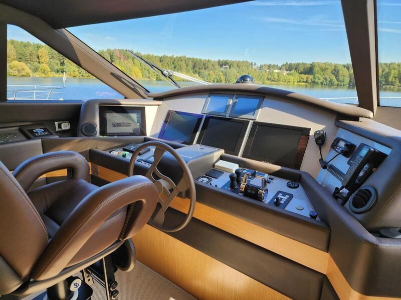 Ferretti 830