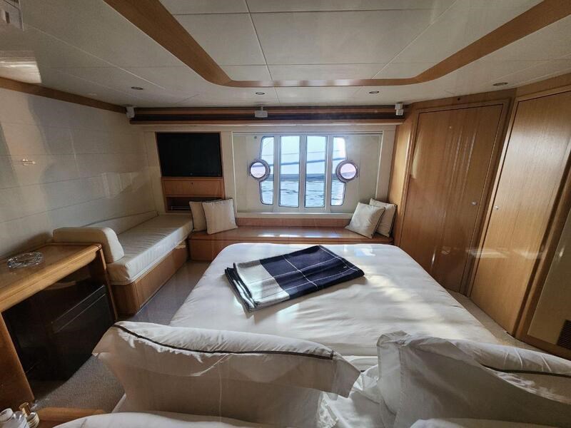 Ferretti 830