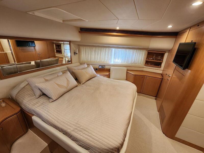 Ferretti 830