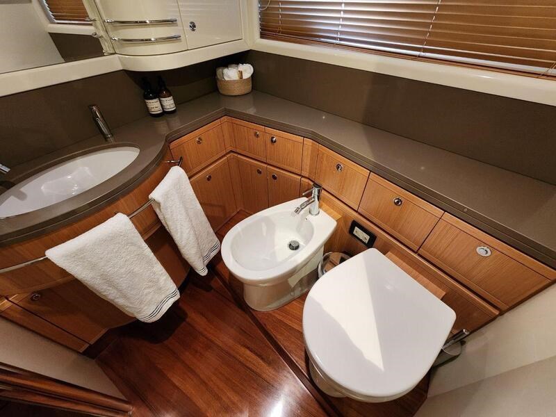 Ferretti 830