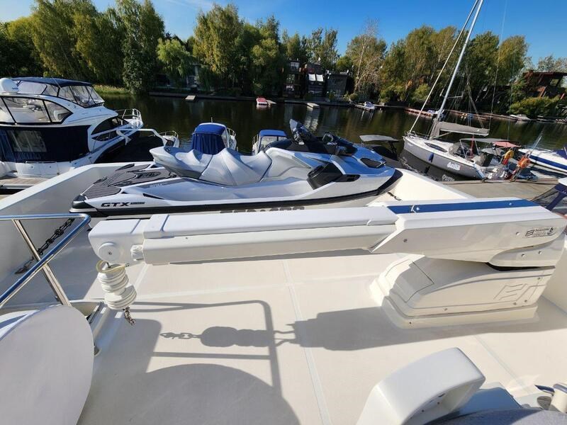 Ferretti 830