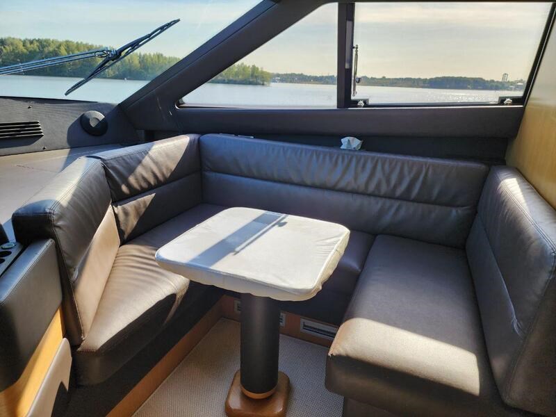 Ferretti 830