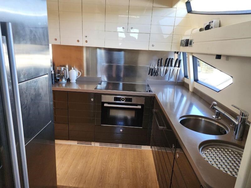 Ferretti 830
