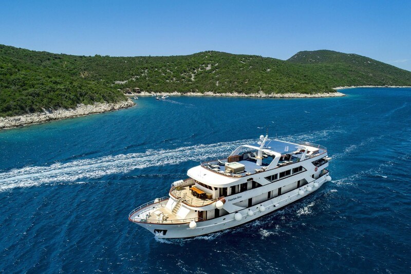 Mini cruiser Kapetan Bota