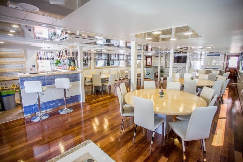 Mini cruiser Kapetan Bota