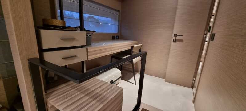 Ferretti 670