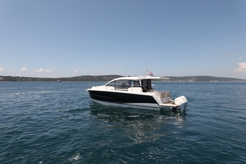 Sealine C335