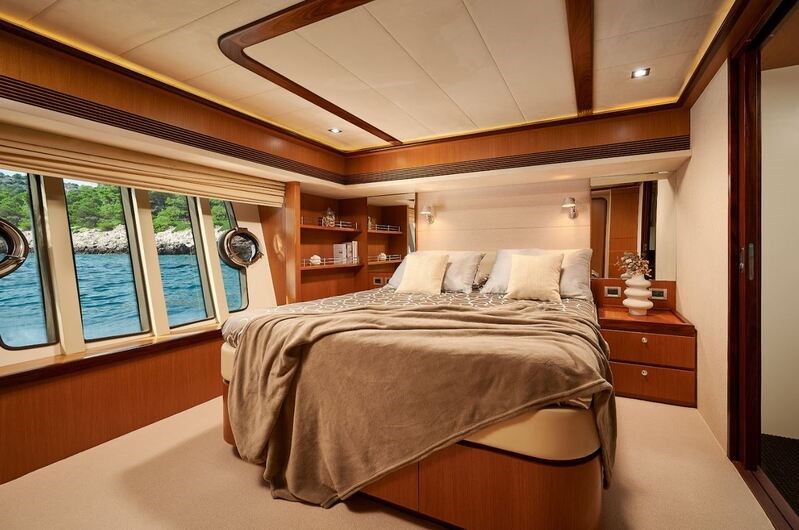Ferretti 731
