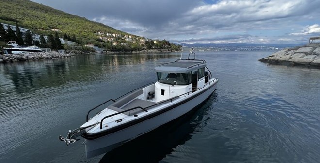 Axopar 28 cabin