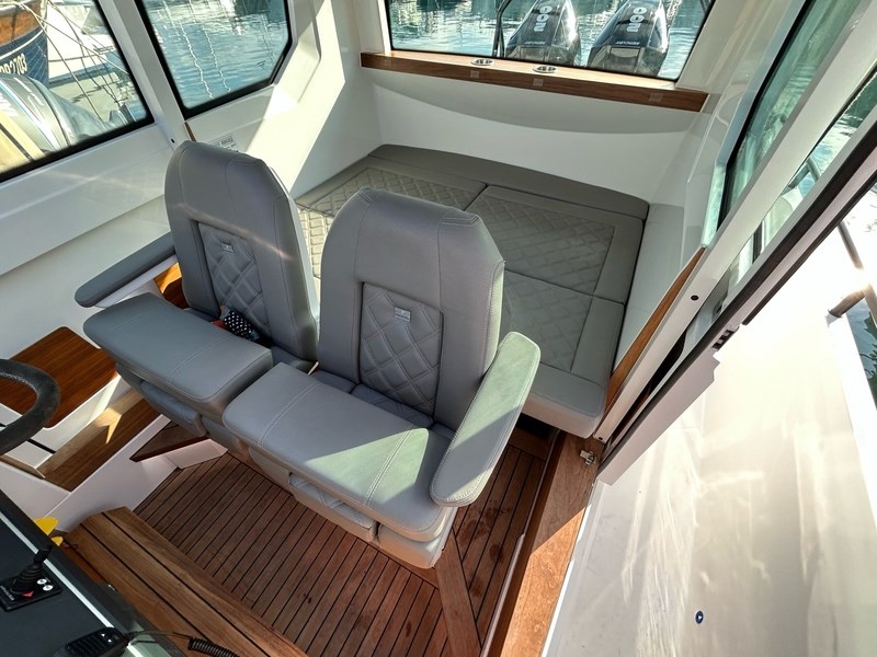 Axopar 28 cabin