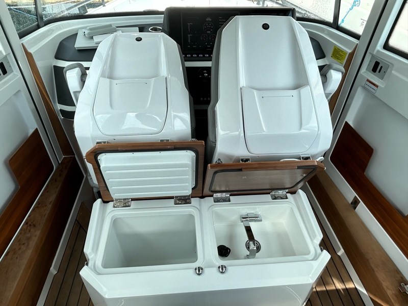 Axopar 28 cabin