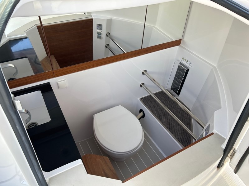 Axopar 28 cabin