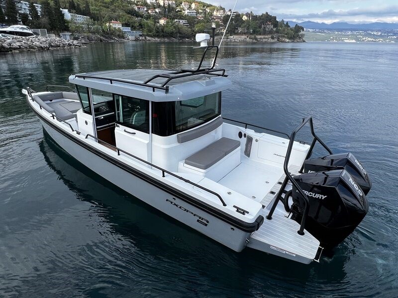 Axopar 28 cabin