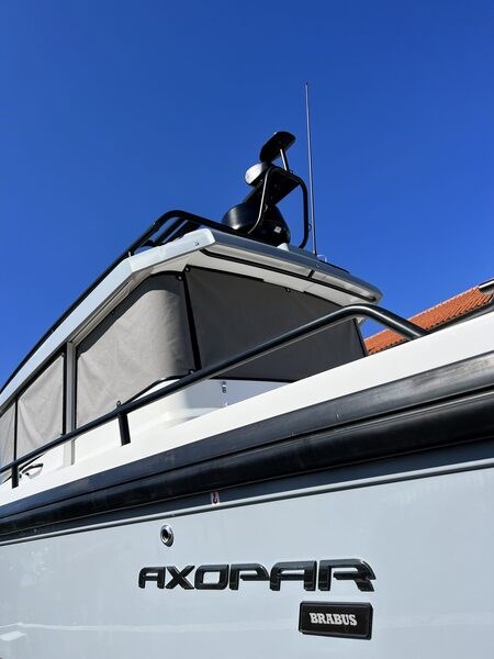 Axopar 28 cabin
