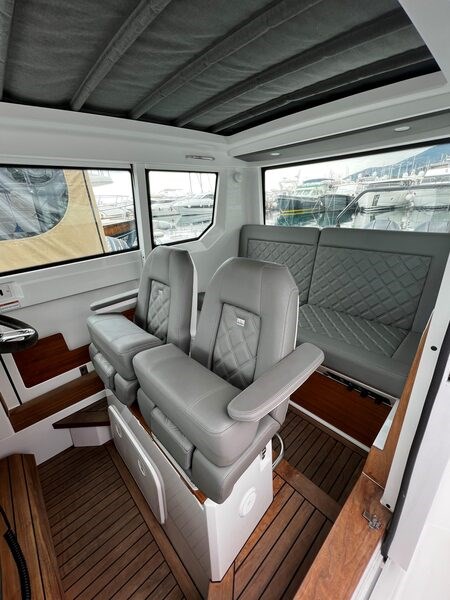 Axopar 28 cabin