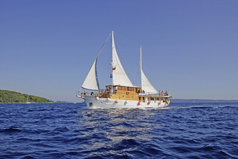 Motor-sailer Mirabela