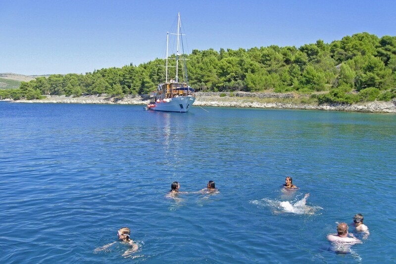 Motor-sailer Mirabela