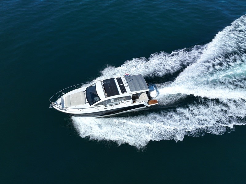 Sealine C335