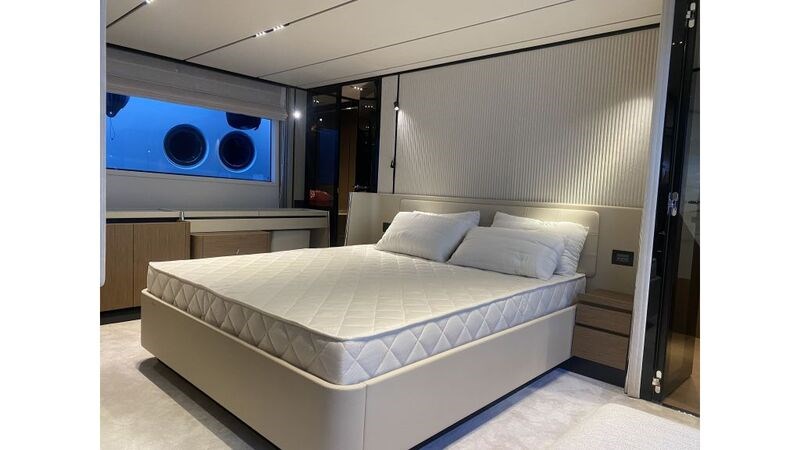 Ferretti 720