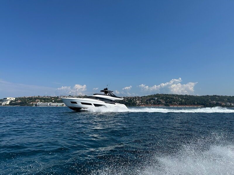 Ferretti 670