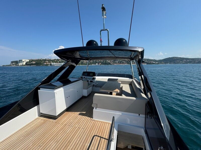Ferretti 670