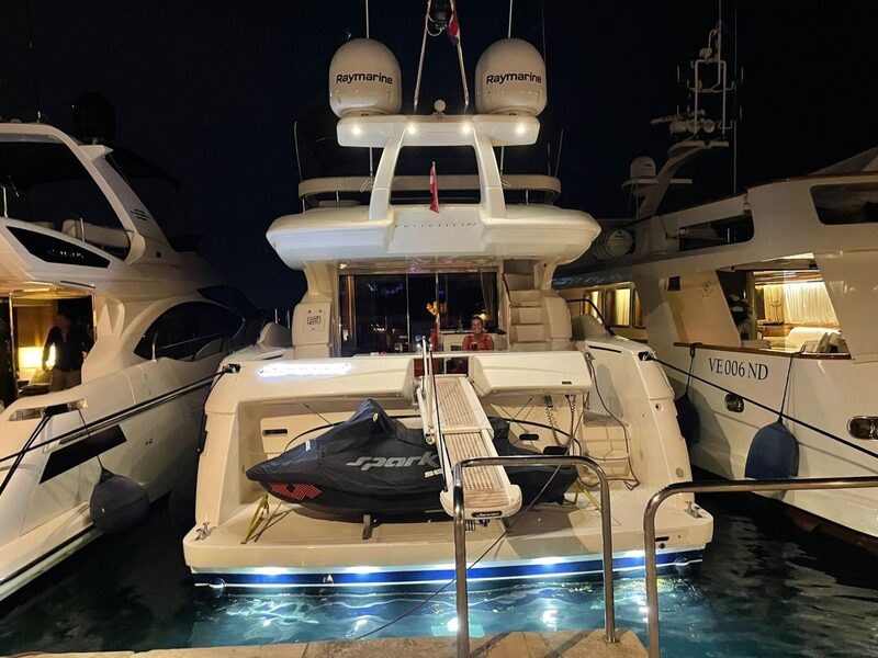 Ferretti Yacht 592