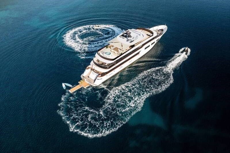 M/Y Black Swan