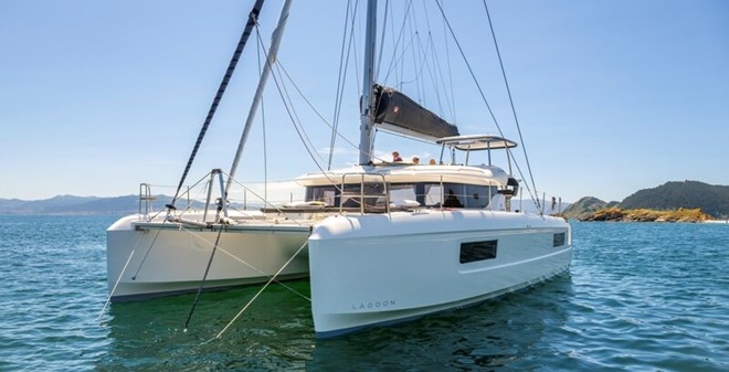 catamarans Lagoon 43 owner