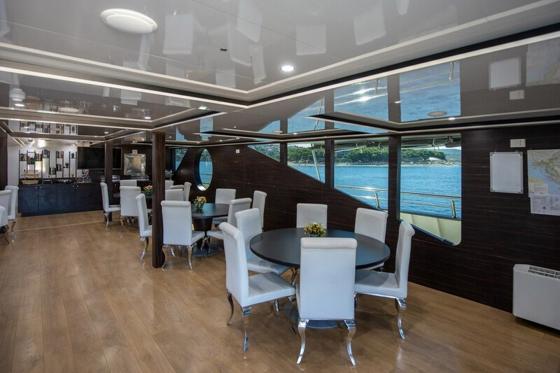 Mini cruiser Adriatic Queen