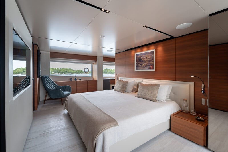 Custom Line Navetta 33