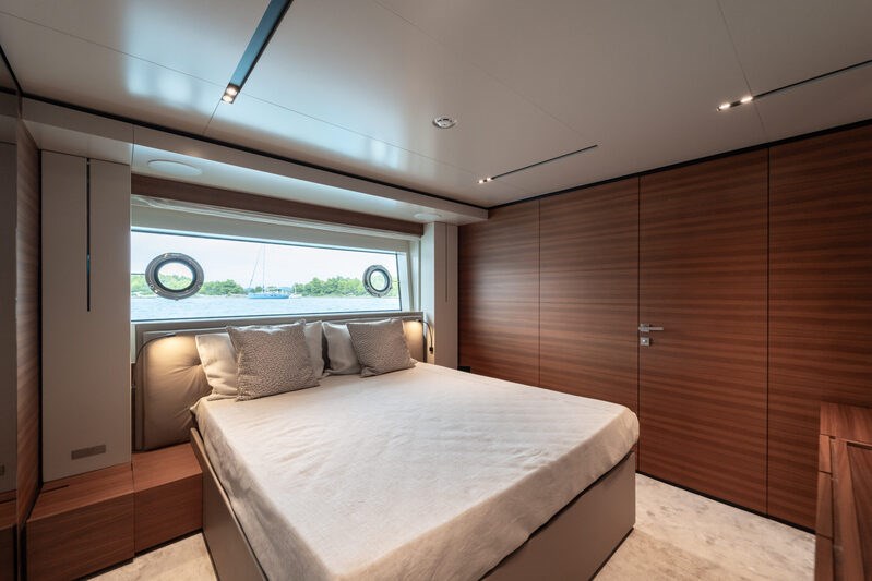 Custom Line Navetta 33