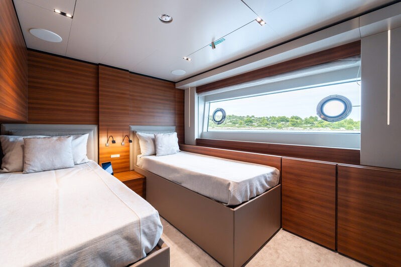 Custom Line Navetta 33