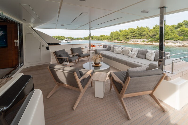 Custom Line Navetta 33