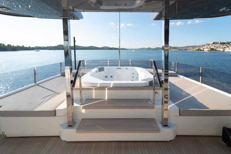 Custom Line Navetta 33