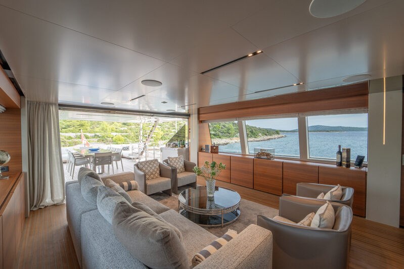 Custom Line Navetta 33