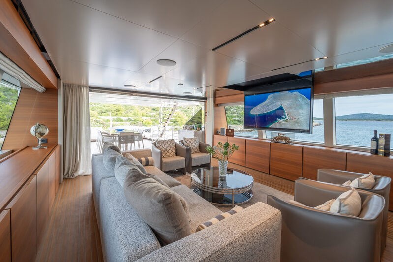 Custom Line Navetta 33