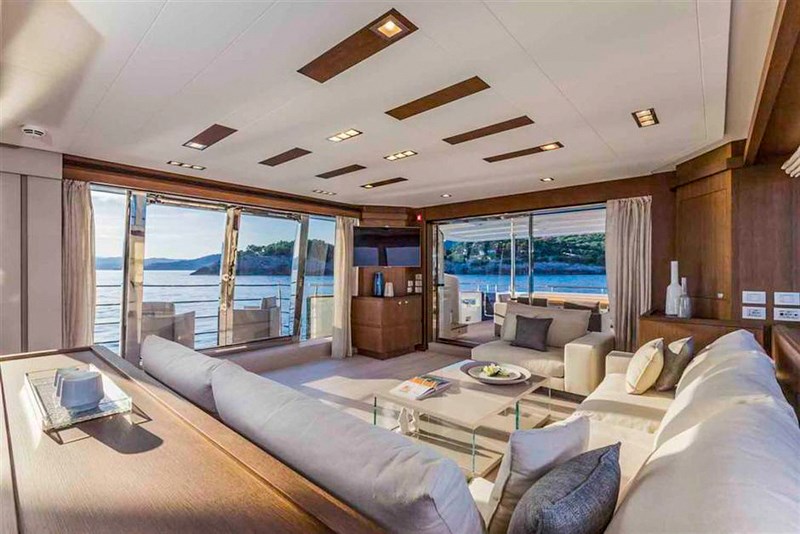 Ferretti Custom Line 100