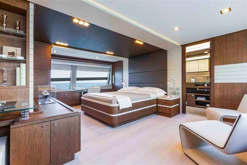 Ferretti Custom Line 100