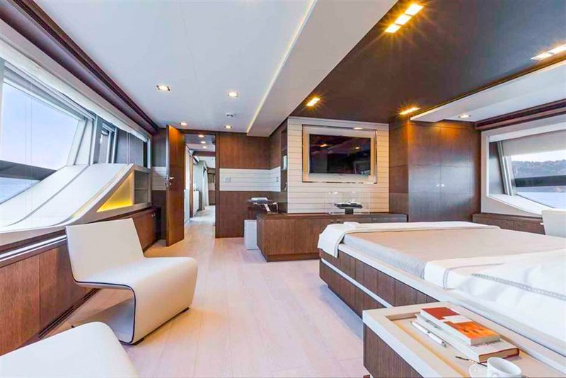 Ferretti Custom Line 100