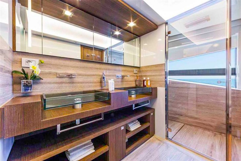 Ferretti Custom Line 100