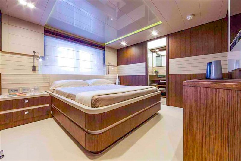 Ferretti Custom Line 100