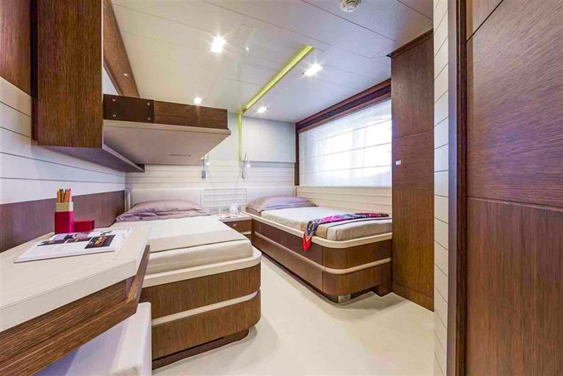 Ferretti Custom Line 100