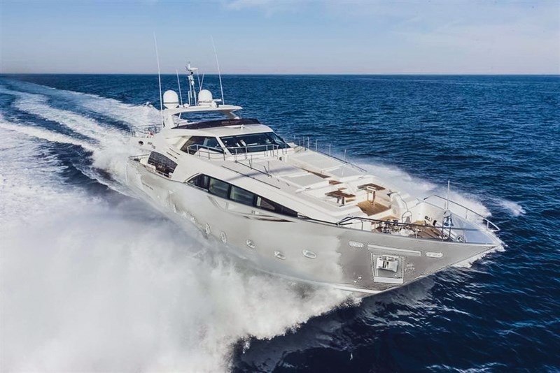 Ferretti Custom Line 100