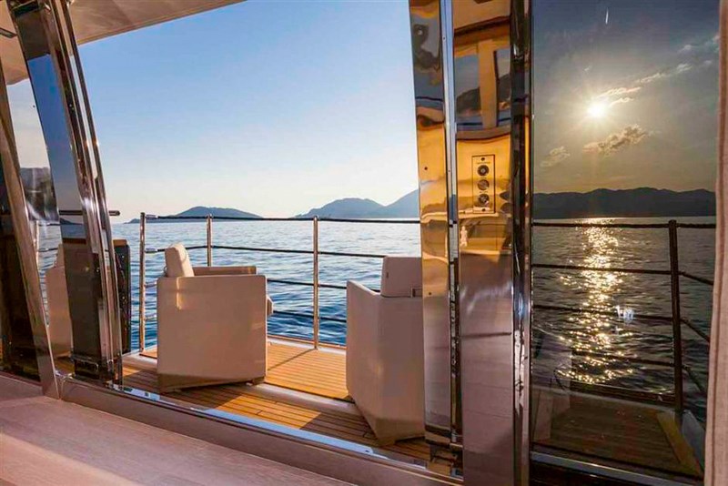 Ferretti Custom Line 100