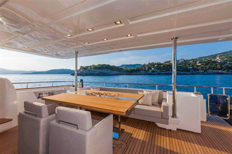 Ferretti Custom Line 100