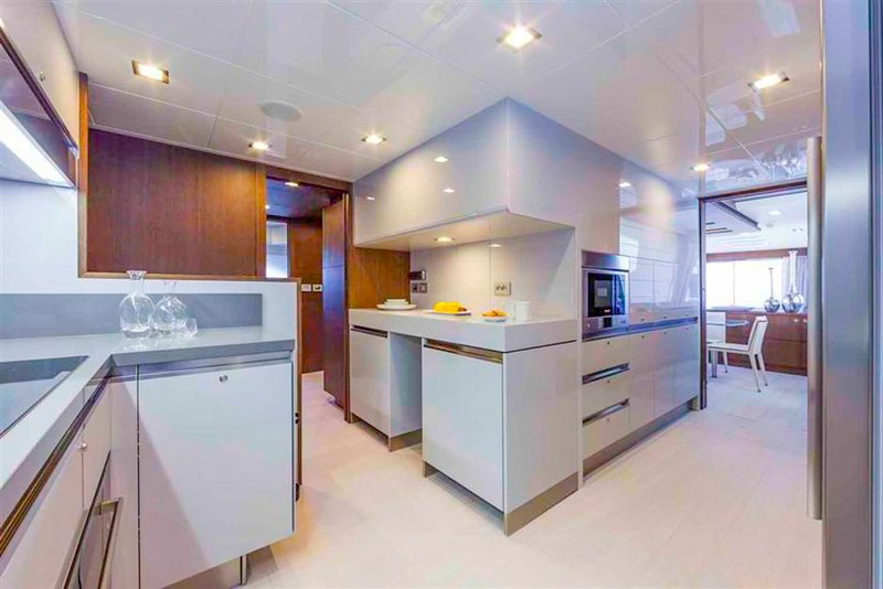 Ferretti Custom Line 100