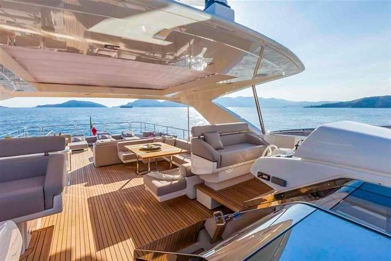 Ferretti Custom Line 100